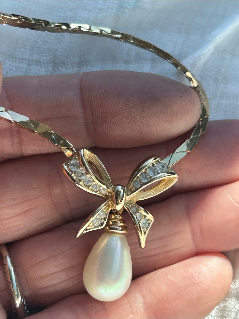 RARE Vintage Dior gold tone necklace with dangling pearl accent 🎀